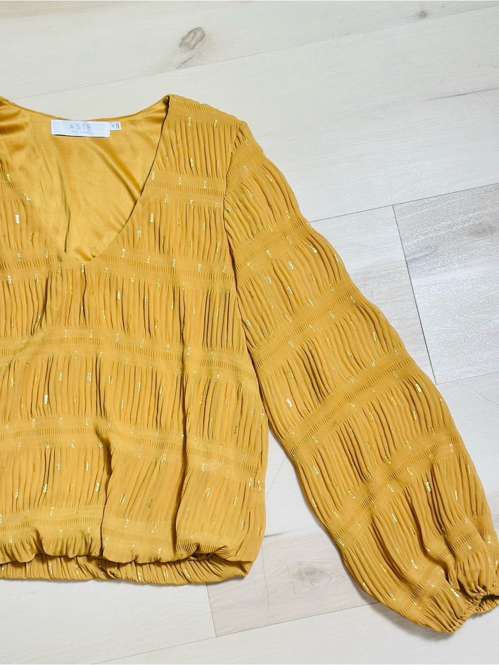 ASTR the Label gold metallic pattern long sleeve chic sheer bubble blouse top M - Picture 3 of 10
